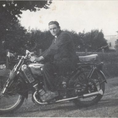 Kenteken: A 19585; Scott motorfiets, met onbekend persoon, foto: T. Groenewold