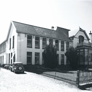 Kenteken: A 38370; Baflo, Willem de Zwijgerstraat, 1955 (2248-5457); Fotograaf: Fotobedrijf Piet Boonstra