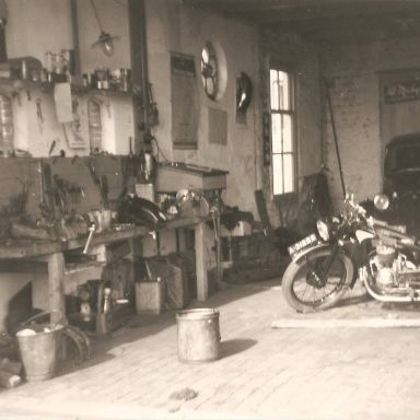 Kenteken: A 31222; Motor, ter reparatie in de werkplaats van gebroeders van der Berg, t Zandt, foto: H.P. van der Berg