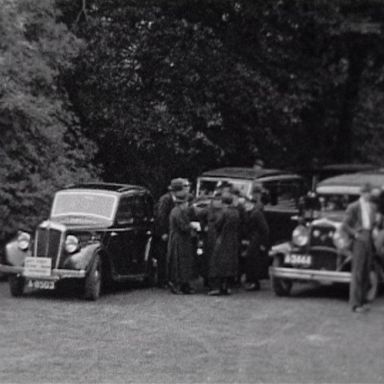 Kenteken: A 8503; Morris Ten en A-3444, ca. 1938, foto: Still uit GAVA-film AV0016