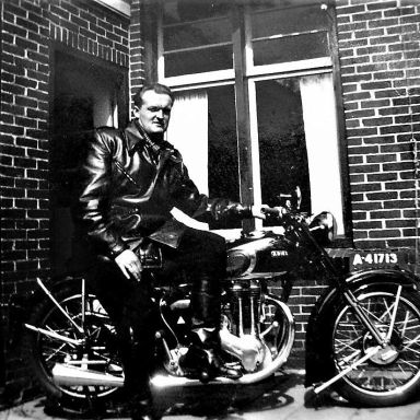 Kenteken: A 41713; Pieter Willem Sluijs op de Ariël, foto: L.H. van der Sluijs