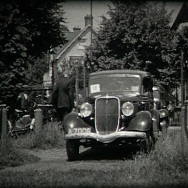 Kenteken: A 7006; Ford V8, foto: Still uit GAVA-film AV0477