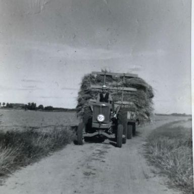 Kenteken: A 44973;  Jacobus Johannes Bos op de Allis Chalmers WF bij zijn boerderij te Warfhuizen, jaren '50, foto: M.T.G.M. Bos