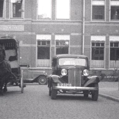 Kenteken: A 23216; Chevrolet, foto: still uit "Verkeersfilm", C. van der Mei, 1934, coll. GrA (2209-0176)