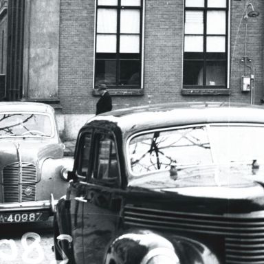 Kenteken: A 40987; Austin A40, Groningen, Vismarkt, 1951, foto: uitsnede 2248-2510.jpg; Fotograaf: Fotobedrijf Piet Boonstra