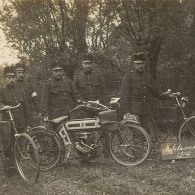Kenteken: A 1354; Uitwierde, Ordonnansen met fietsen en Elle van der Molen met NSU motor, 1914; Fotograaf: W.F. Pastoor