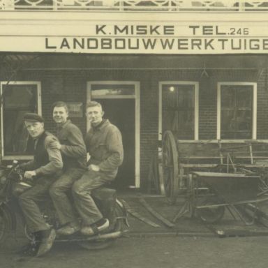 Kenteken: A 45956; Drie mannen op de motor van (en voor) de zaak van Kornelis Miske, Bedum, ca 1950, foto: <a href='https://www.facebook.com/people/Oud-Bedum/100070047341508/' target='_blank'>Facebook Oud Bedum</a>