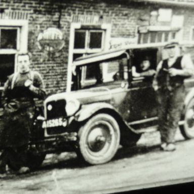 Kenteken: A 15265; Chevrolet voor de werkplaats van Jan Winter in Ten Boer, foto: A. Groeninga