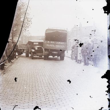 Kenteken: A 17439; Aanrijding tussen twee vrachtauto's, hoek Emmastraat en Wilhelminastraat, Meppel, ca. 1935, foto: <a href='https://www.drentsarchief.nl/onderzoeken/beeldbank/zoeken/detail/6dea80bd-e465-2b5d-79fa-6db097f289f4/media/49507' target='_blank'>collectie Drents Archief</a>; Fotograaf: Klaas van Buiten