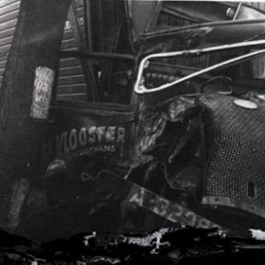 Kenteken: A 32983; De Ford vrachtwagen van de firma Klooster na een aanrijding tegen een boom, onbekende locatie, ca. 1950; Fotograaf: Molenhuis, Jacob / Spaarnestad Photo