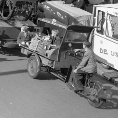 Kenteken: A 30971; Groningen, Vismarkt, 1952, foto: uitsnede 2437_1609.jpg; Fotograaf: Gemeentepolitie
