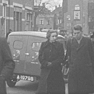 Kenteken: A 19798; Ford Anglia, foto: Still uit GAVA-film AV9523