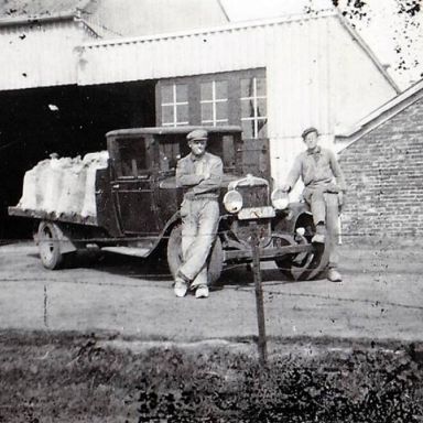 Kenteken: A 22347; Chevrolet, Riekele Poelman (links) en Jan Roelf Hazenberg, achter café De Klap, Hoofdstraat 16, Grootegast. foto: J. Kampen