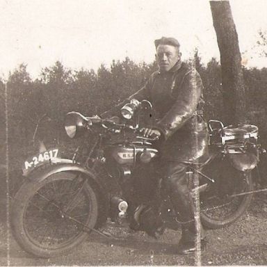 Kenteken: A 24617; Jaap Spreen op zijn BSA motor, foto: R. J. Spreen