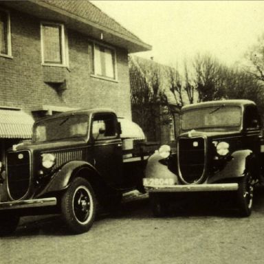 Kenteken: A 26048; Ford A-26048 en A-26049, foto: archief W. Mollema