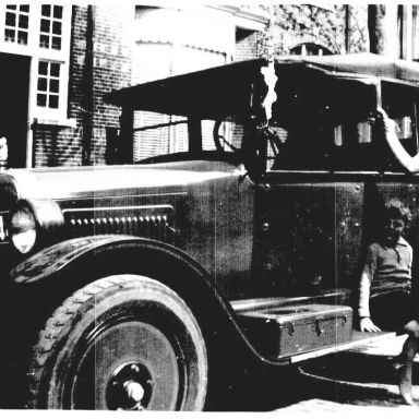 Kenteken: A 18844;  Jacoba Adriana Montfoort naast de auto, ca. 1931, foto: M. Stoffels