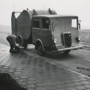 Kenteken: A 27156; Ford V8, foto: archief Gemeentereiniging (1475)