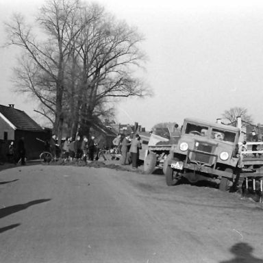 Kenteken: A 17684; Chevrolet, Verkeersongeval Assen Kanaal NZ - Venestraat, 23-3-49 foto: L. Huizinga