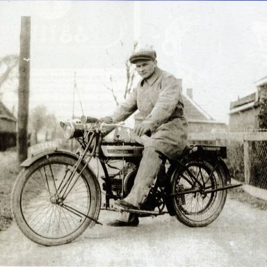 Kenteken: A 13296; Douglas, foto: Clubmededelingen nr. 437, augustus 2000, Veteraan Motoren Club