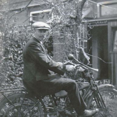 Kenteken: A 949; Hielke (Fokke's) Lijklema op de Wanderer motor, foto: <a href='https://www.facebook.com/photo/?fbid=2472906299525585&set=g.1270036670593454' target='_blank'>Facebookpagina Historische Kring Gerkesklooster Stroobos</a>