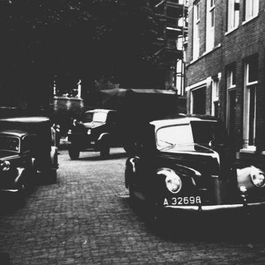 Kenteken: A 32698; Ford Deluxe Sedan, vertrek vierdaagse groep naar Nijmegen, juli 1946, foto: archief Piet Boonstra