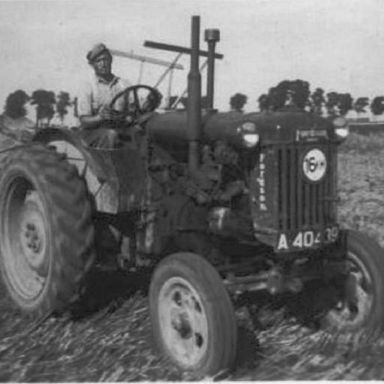 Kenteken: A 40439; Rentje Schripsema op de Fordson tractor aan het zichten op het land van Theodorus Smit bij Mensingeweer, begin jaren '50, foto: R. H. Schripsema