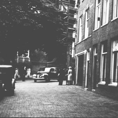 Kenteken: A 32402; DKW, vertrek vierdaagse groep naar Nijmegen, juli 1946, foto: archief Piet Boonstra