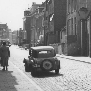 Kenteken: A 24492; D K W,  Groningen, Radebinnensingel ca. 1955, foto: uitsnede 1785-23192.jpg