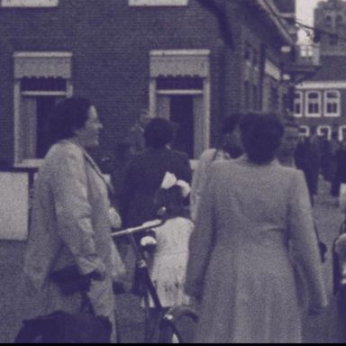 Kenteken: A 43488; Ford, foto: still uit "Dorpsfilm Bedum" Deel I, J.W.L. Adolfs, 1953, coll. GrA (2209-7567)