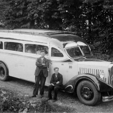 Kenteken: A 9587; Achtien-persoons Citroën met Chris Knapper en Tammo Prenger, foto: H. Zeeman
