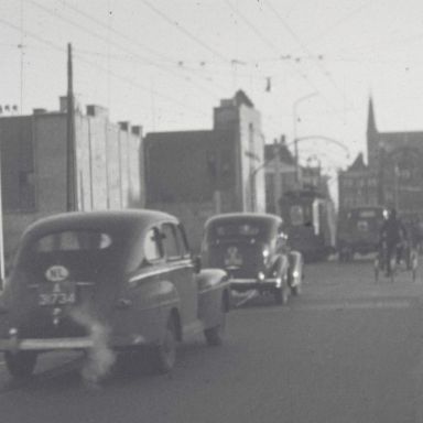 Kenteken: A 31734; Ford, Ebbingestraat, Groningen, ca 1948, foto: still uit de film "Op de rails", C.R. Tiddens, 1936-1957, coll. GrA (2209-AV0107)