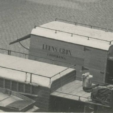 Kenteken: A 7091; Adler, Groningen, Vismarkt ca. 1930, foto: uitsnede 1785-25148.jpg