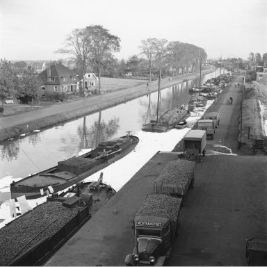 Kenteken: A 31475; Nieborg bij de aardappelfabriek van Scholten, foto: H. E. Boonstra