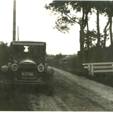 Kenteken: A 12548; Familie Westerhuis in de Ford huurauto, foto: J. Heemstra
