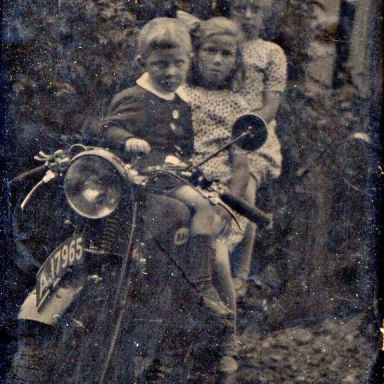 Kenteken: A 17965; BSA motor in (waarschijnlijk) Valthermond, ca. 1930. foto: B. Onrust