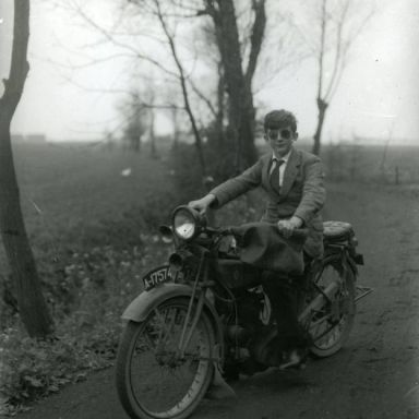 Kenteken: A 17574; Mensingeweer, jongen poseert op de Indian motorfiets (2138-1841)