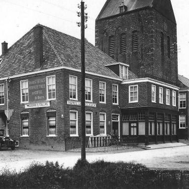 Kenteken: A 6680; Bondshotel Nieboer, 't Zandt ca. 1922, foto: B. van Dam