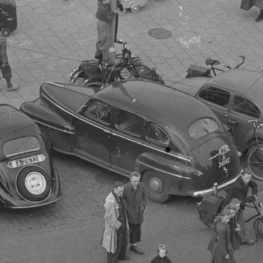 Kenteken: A 34142; Ford op de Grote Markt, Groningen, 1950, foto: uitsnede 2248-785; Fotograaf: Fotobedrijf Piet Boonstra