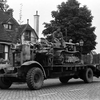 Kenteken: A 21032; Verkeersongeval op de Groningerstraat in Assen, 16-09-1949 foto: L Huizinga