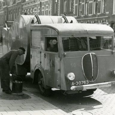 Kenteken: A 30763; Ford V8, O. Vriezema, J. v.d. Wouden en chauffeur J. Scheffer, Kraneweg 1939, foto: archief Gemeentereiniging (1475)
