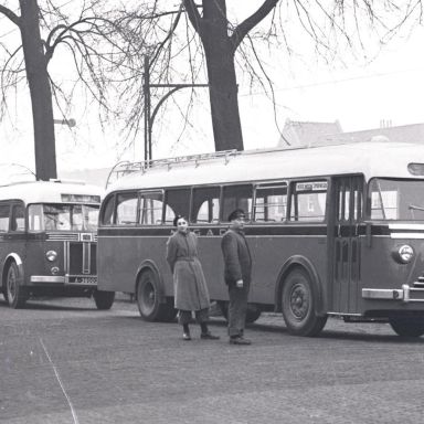 Kenteken: A 38150; DAF bus bij het Noorderstation, Groningen, 1951, foto: uitsnede 2248-1599.jpg; Fotograaf: Fotobedrijf Piet Boonstra