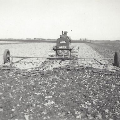 Kenteken: A 2173; International Harvester T-20 op het land omgeving 't Zandt, foto: J. Tonckens