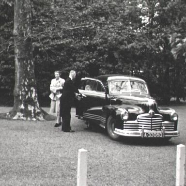Kenteken: A 33060; Pontiac, foto: still uit de film "Jubileum Grootouders Wiersema-Berghuis" J.K. Wiersema, 1953, coll. GrA (2209-2273)