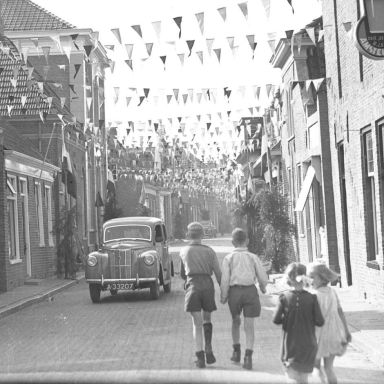 Kenteken: A 33207; Ford Prefect, winkelweek Bedum, 1949, foto: uitsnede 2248-000292; Fotograaf: Fotobedrijf Piet Boonstra