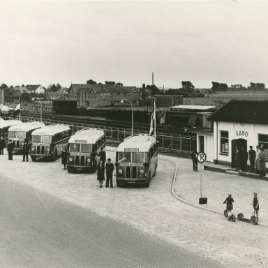 Kenteken: A 38104; Scania Vabis, Busstation Gado Winschoten, ca 1950 (818-17649)