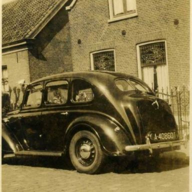 Kenteken: A 40860; Austin, Molenstraat 32, Boxtel, ca. 1950, foto: besloten facebook-groep "Je bent Boxtelnaar als..." via J. van Weert