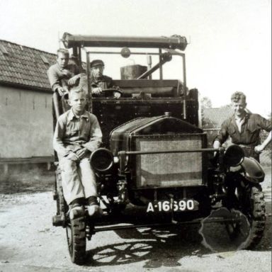 Kenteken: A 16690; De Liberty Truck bij garage Bakker in Mensingeweer, foto: archief W. Mollema