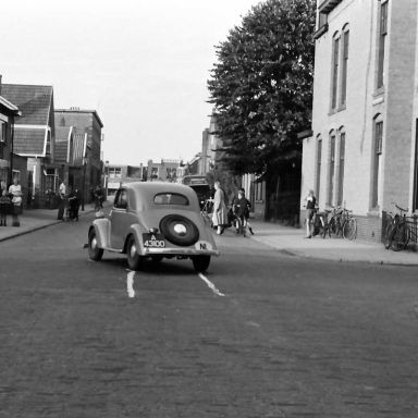 Kenteken: A 43100; Fiat Topolino,  Verkeersongeval Oranjestraat Assen, 15-09-1949 foto: L. Huizinga