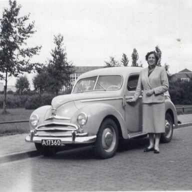 Kenteken: A 17360; Ford Taunus, achterzijde van deze foto is geschreven 'Leny in de Star Numanstraat', foto: W. Dijkstra