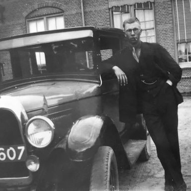 Kenteken: A 20607; Rieks naast de Willys Overland Whippet, foto: W. Koch, zie uitgebreide reactie bij dit kenteken